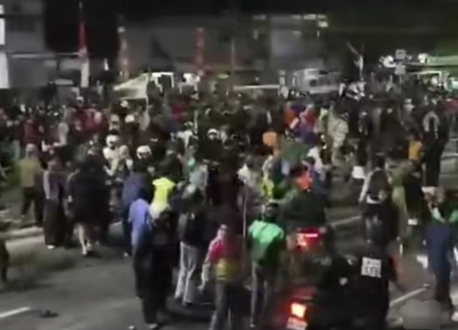 Ratusan massa berbaur dengan driver Ojol coba mengevakuasi Affan usai dilandasi brimob. [Instagram]